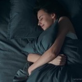 LAVAZEN | přírodní sprej s esenciálními oleji levandule & eukalyptu | „sníček“ pro klidný spánek, pohodu & relaxaci | 30 ml 