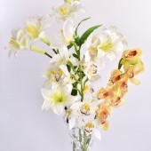 SKLENENÁ váza s dekoratívnymi prelismi