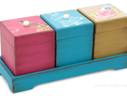 DREVENÝ podnos s 3 dózami multicolor
