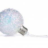 8 cm svietiaca LED guľa na povrchu s farebnými lametami