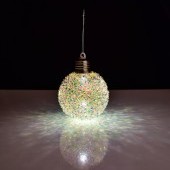 8 cm svietiaca LED guľa na povrchu s farebnými lametami