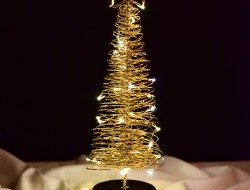 31 cm zlatý drôtený svietiaci LED stromček