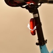 Nabíjací USB intenzívne LED červené svetlo na bicykel