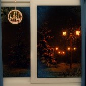 15 cm svietiaca LED lesné zátišie, závesná dekorácia do okna či výklenku