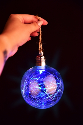 9,5 cm XL svietiaca LED transparentná guľa s premenlivým farebným osvetlením